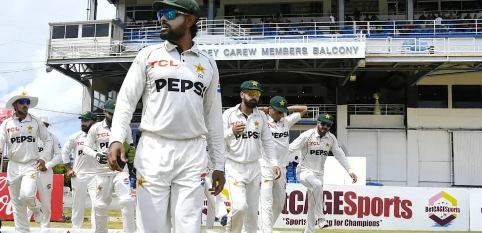 Jugadores de cricket de Pakistán entrando al campo