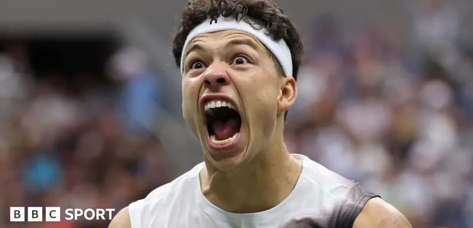 Jugador de tenis celebrando con emoción en la cancha