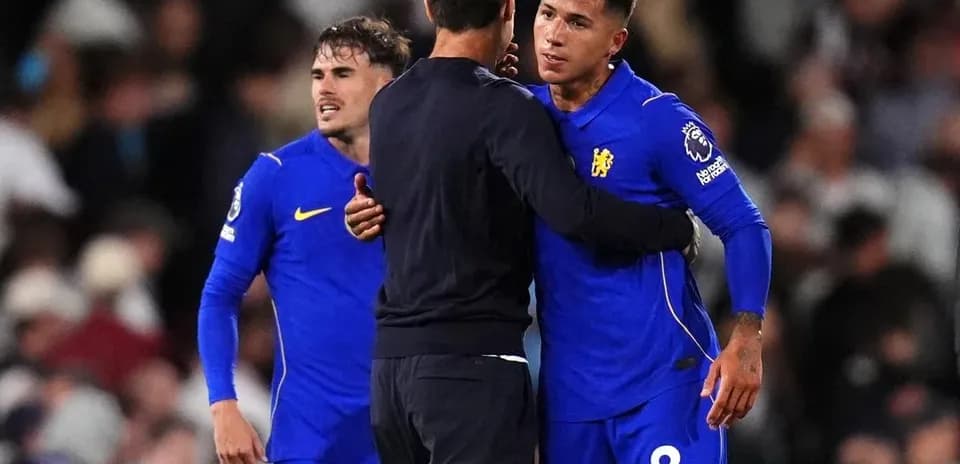 Jugadores de Chelsea abrazando al entrenador tras partido