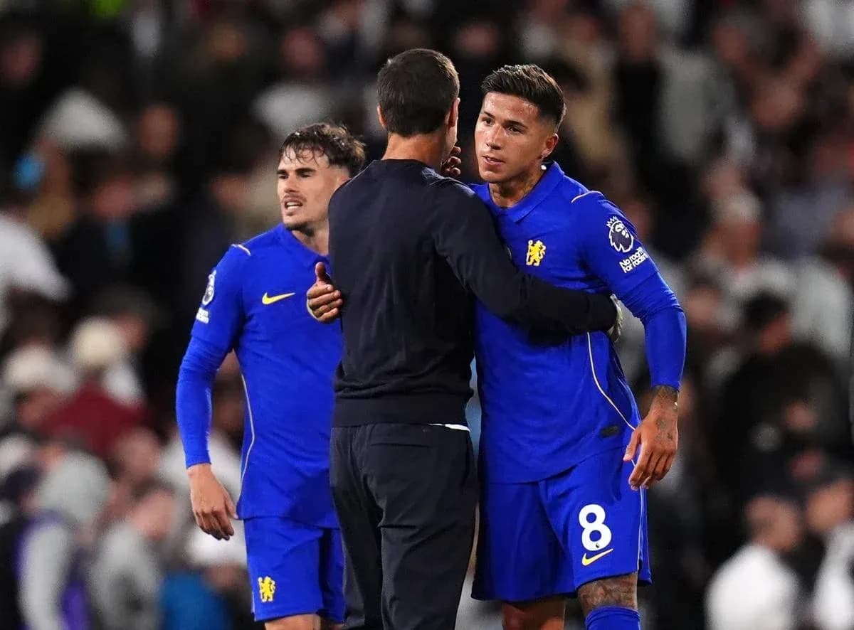 Jugadores de Chelsea abrazando al entrenador tras partido
