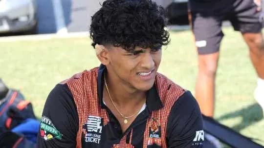 Jugador sentado en campo de entrenamiento