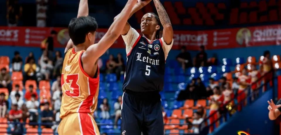Jugador de Letran lanzando un balón de baloncesto