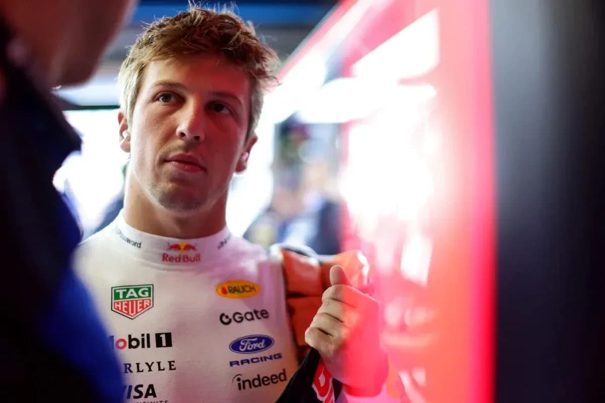 Piloto en el garaje preparándose para la carrera