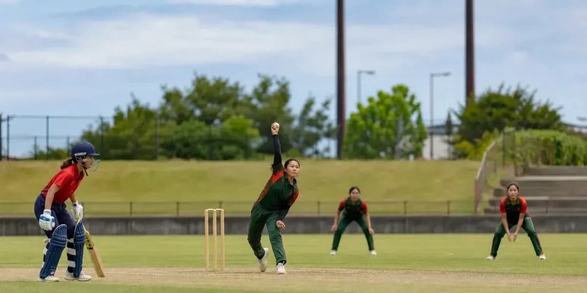 Jugadora lanzando durante un partido de cricket