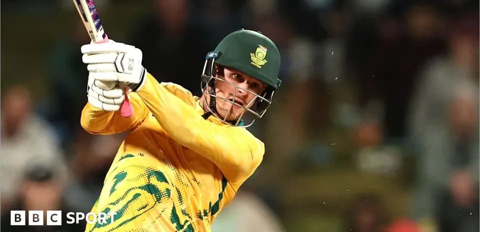 Jugador de cricket bateando durante un partido