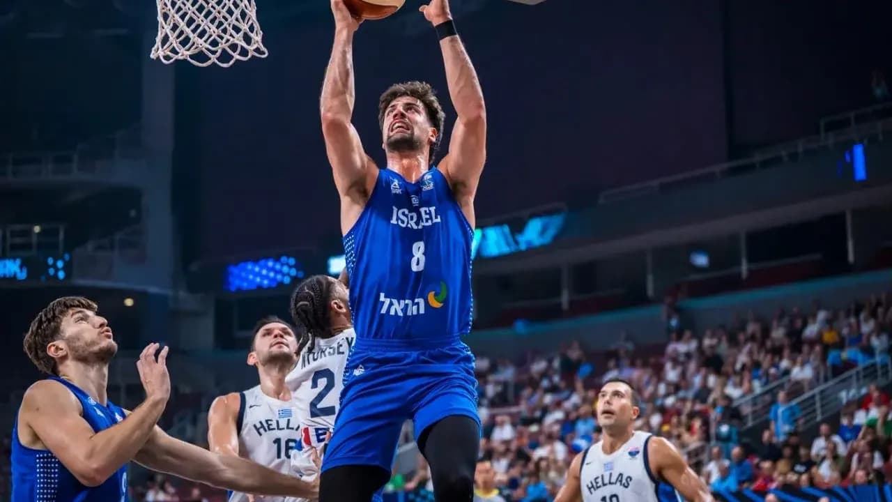 Jugador de Israel haciendo un mate en el partido