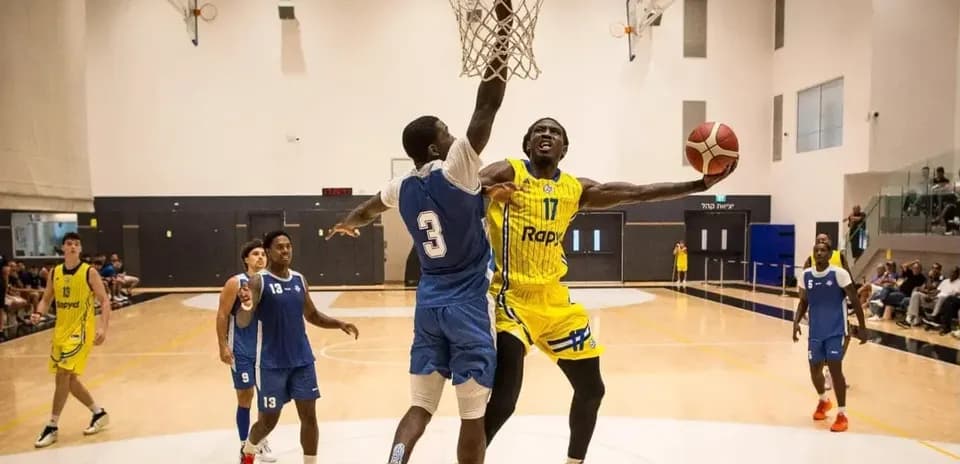 Jugador anotando durante un partido de baloncesto