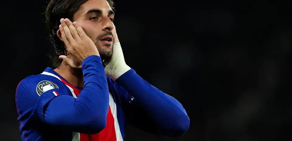 Jugador sosteniendo la cabeza en un partido