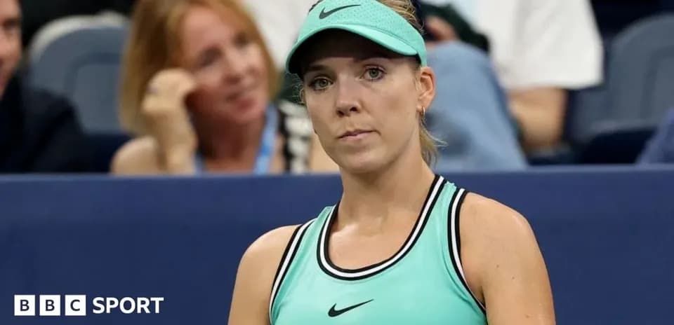 Jugadora de tenis en el torneo con público detrás