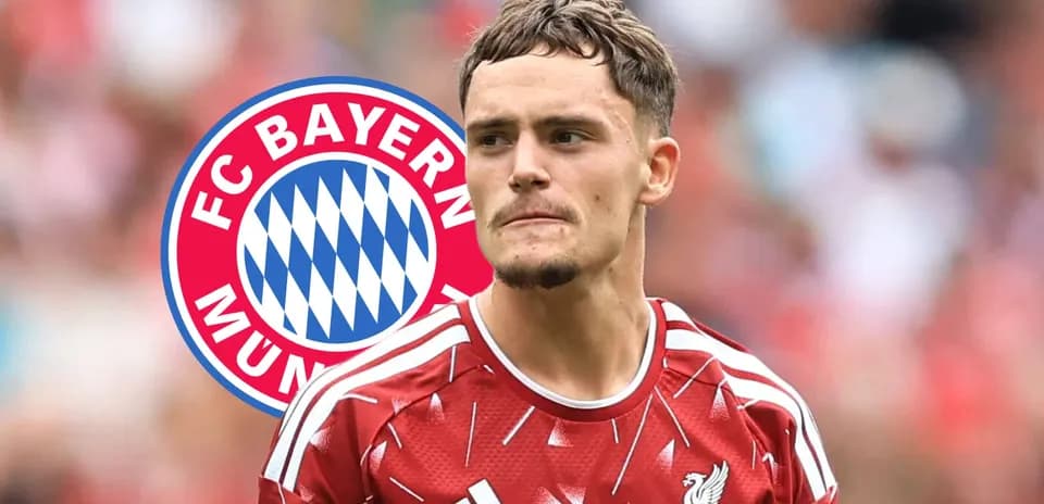 Jugador de Liverpool con fondo de logo de Bayern Múnich