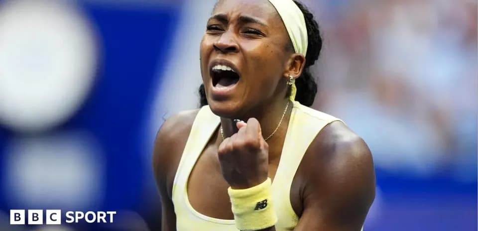 Jugadora de tenis celebrando un punto en partido