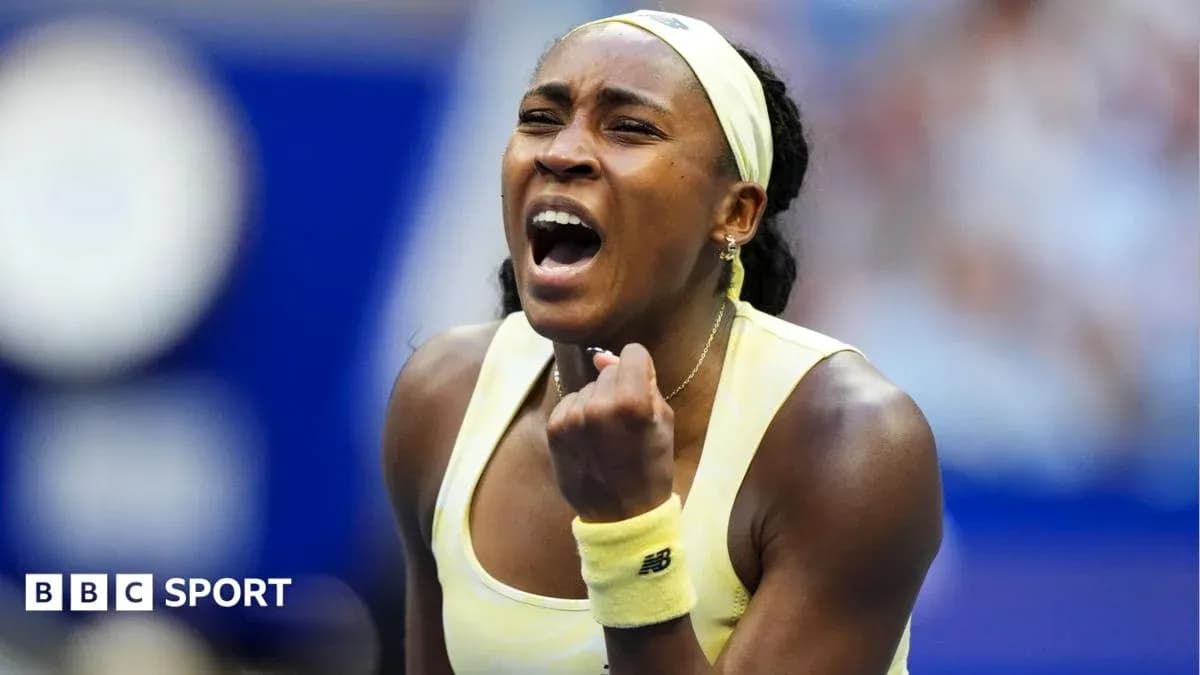 Jugadora de tenis celebrando un punto en partido