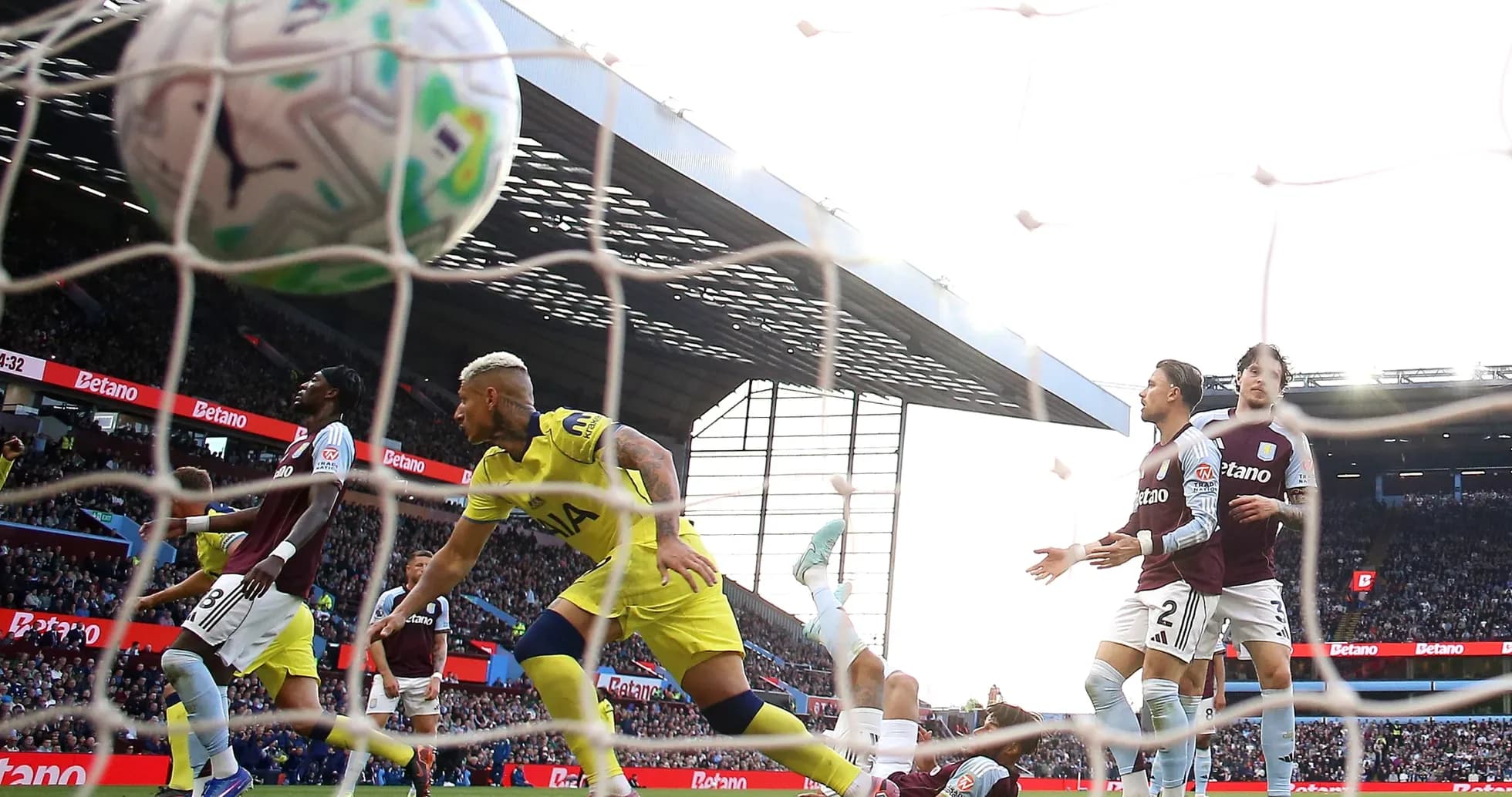 Jugador de Tottenham celebra un gol en el partido