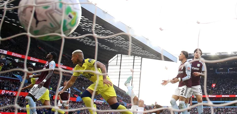 Jugador de Tottenham celebra un gol en el partido