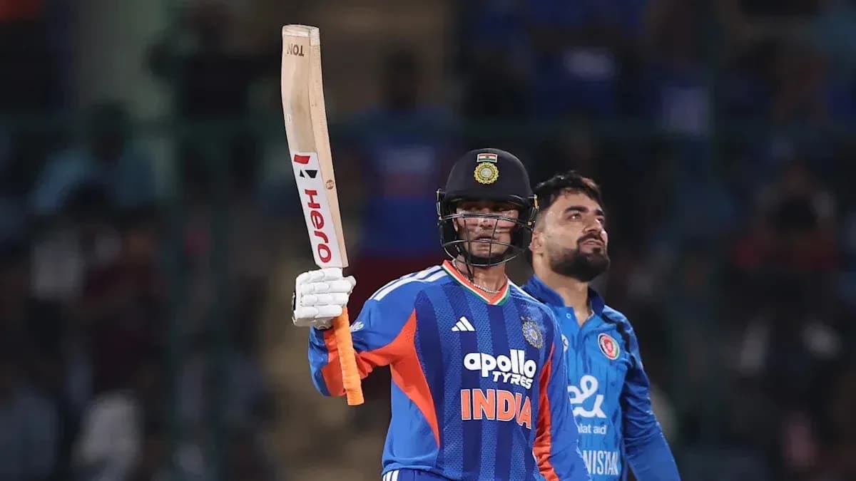 Bateador de India levantando su bate tras anotar