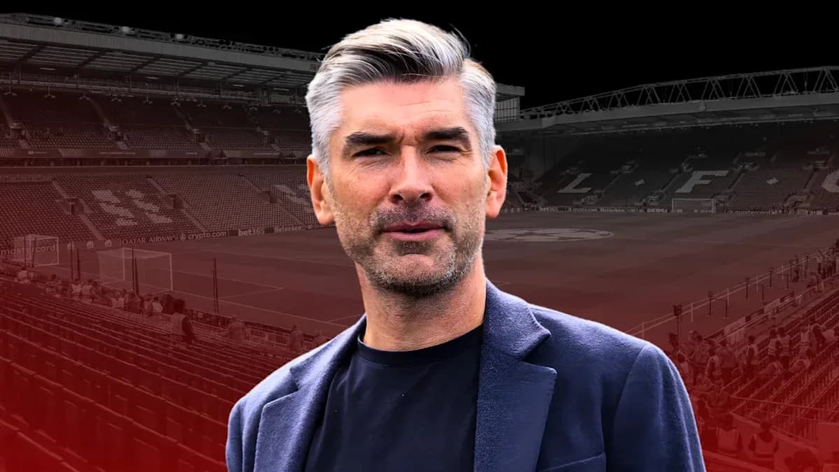 Hombre en el estadio de fútbol vacío