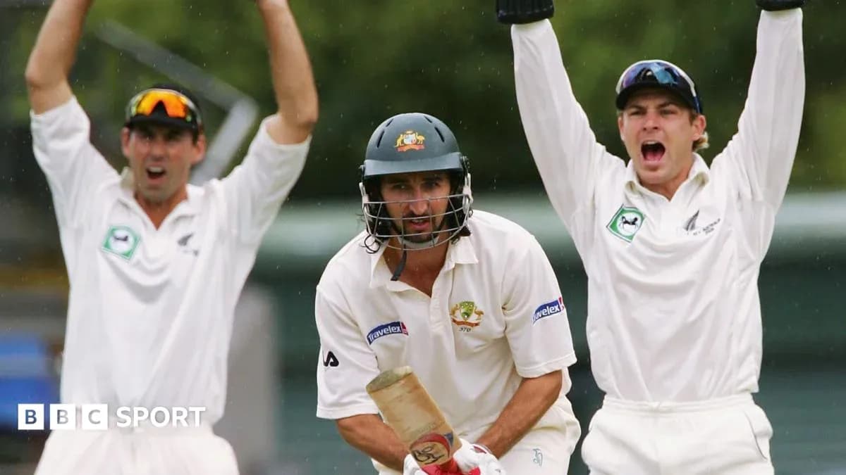 Bateador de Australia con dos jugadores celebrando en campo