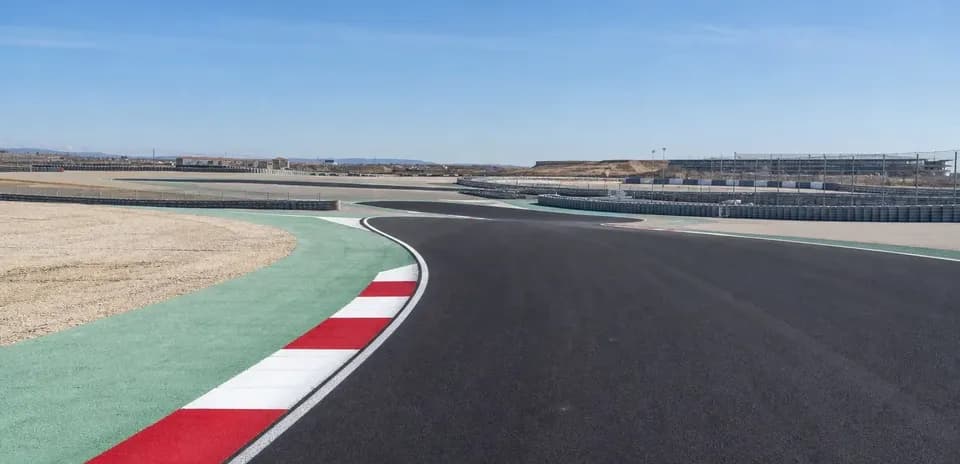 Curva del circuito con marcas de pista visibles