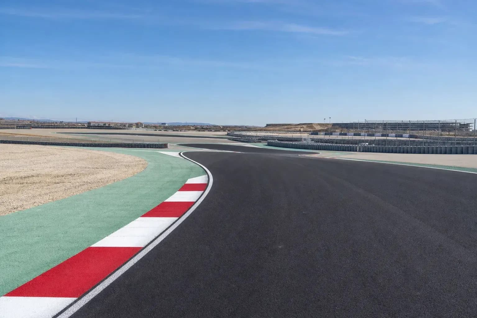 Curva del circuito con marcas de pista visibles
