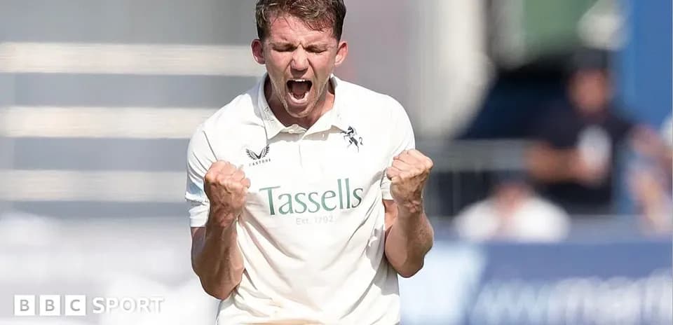 Jugador de cricket celebrando tras tomar un wicket