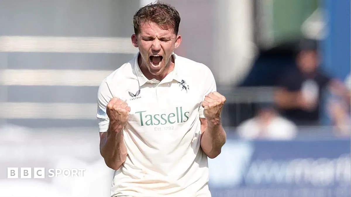 Jugador de cricket celebrando tras tomar un wicket