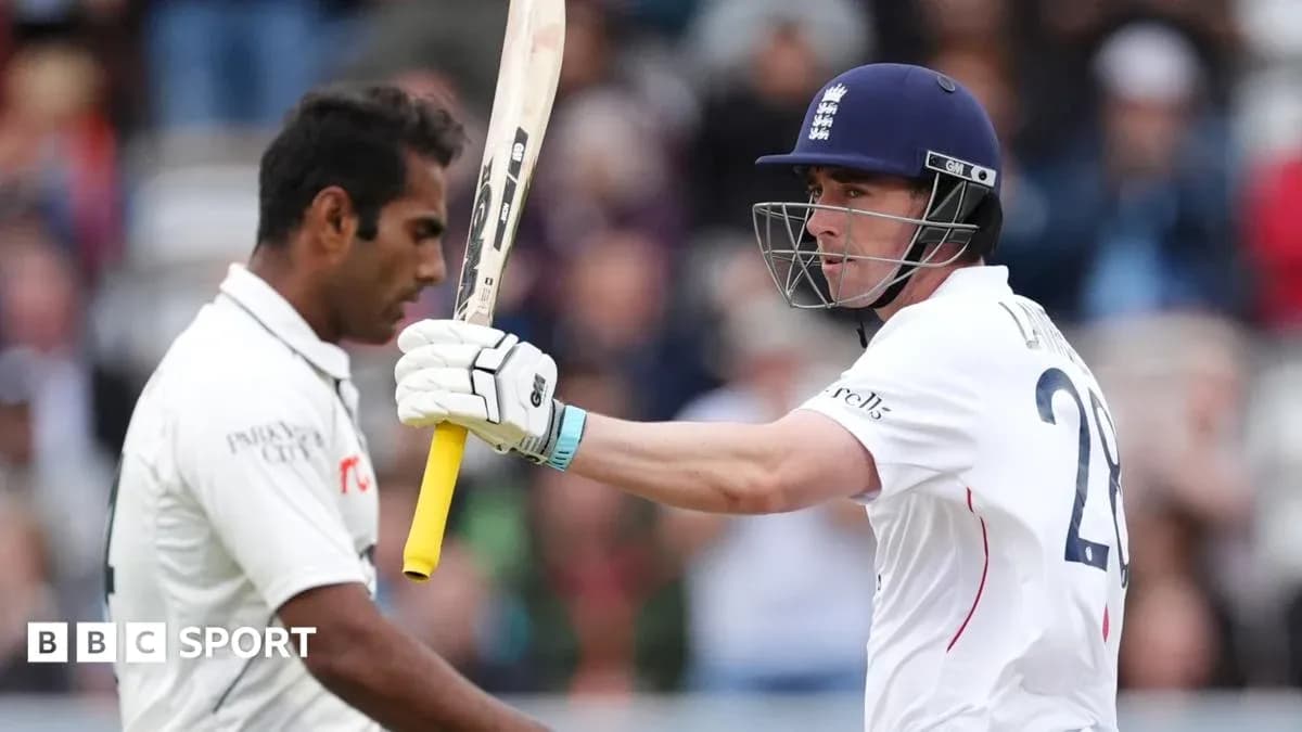 Jugador de cricket señalando con el bate en partido