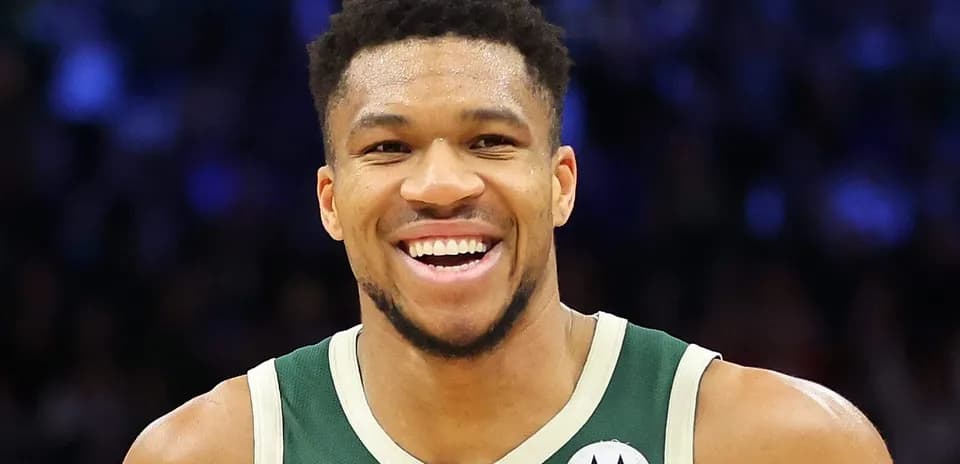 Jugador de baloncesto sonriendo en cancha