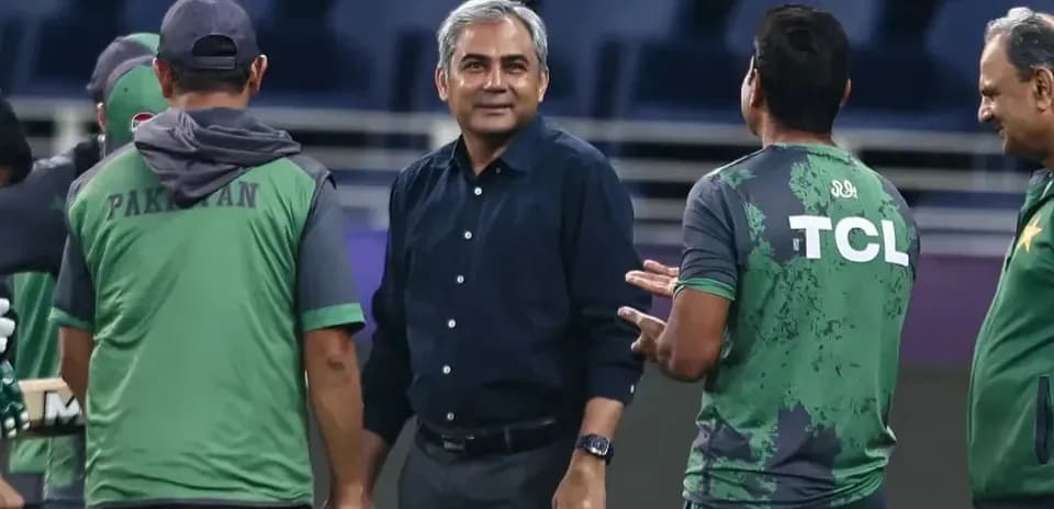 Entrenador conversando con el equipo de cricket de Pakistán