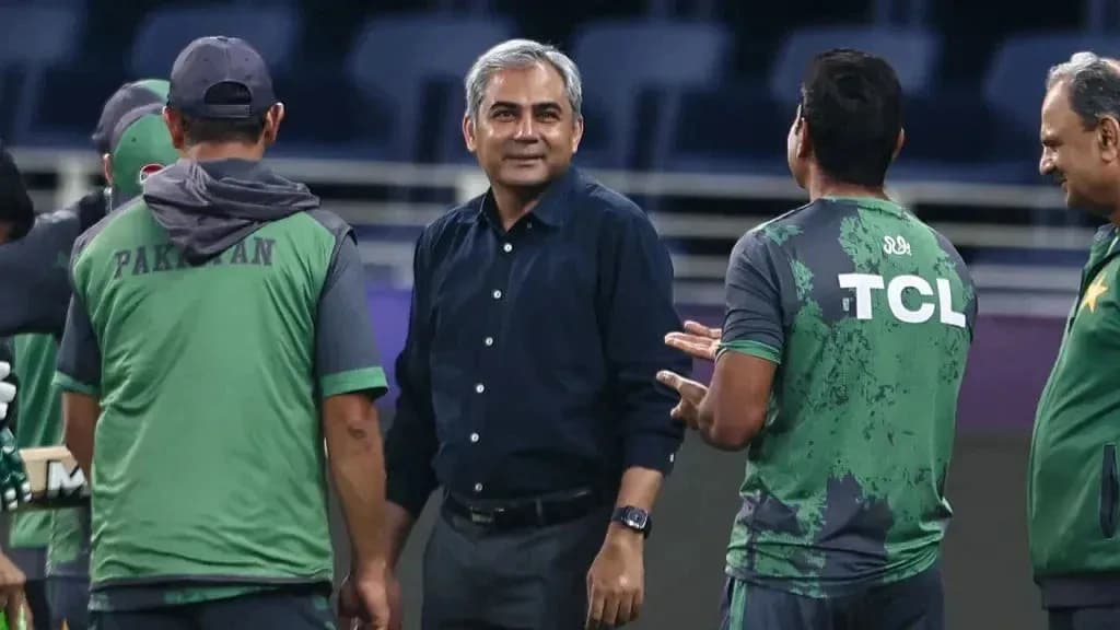 Entrenador conversando con el equipo de cricket de Pakistán