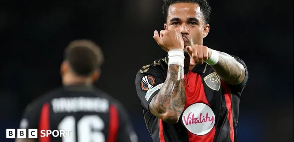 Jugador señalando con la mano durante el partido