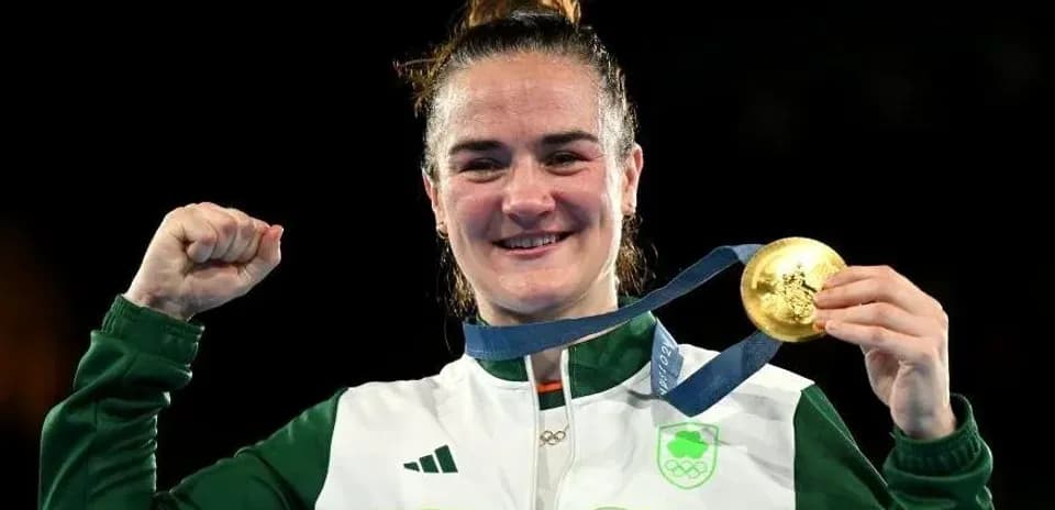 Atleta irlandesa mostrando medalla de oro olímpica