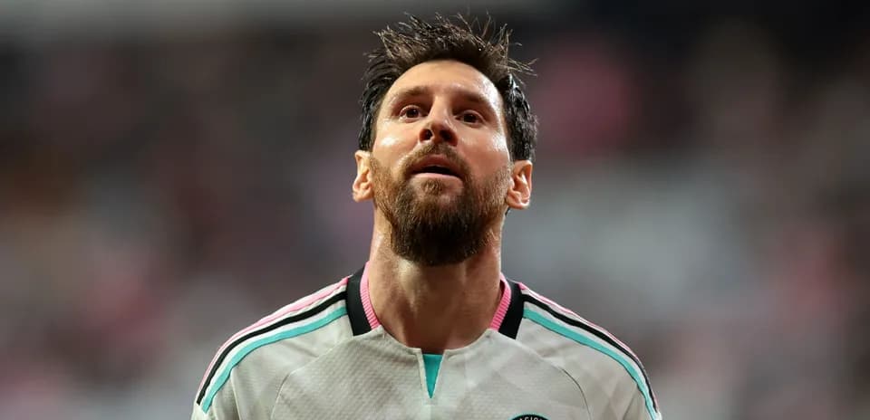 Jugador de fútbol mirando hacia arriba en el campo