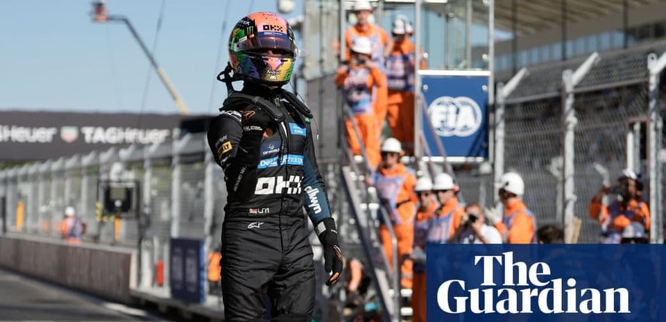 Piloto de Fórmula 1 celebrando en el pit lane