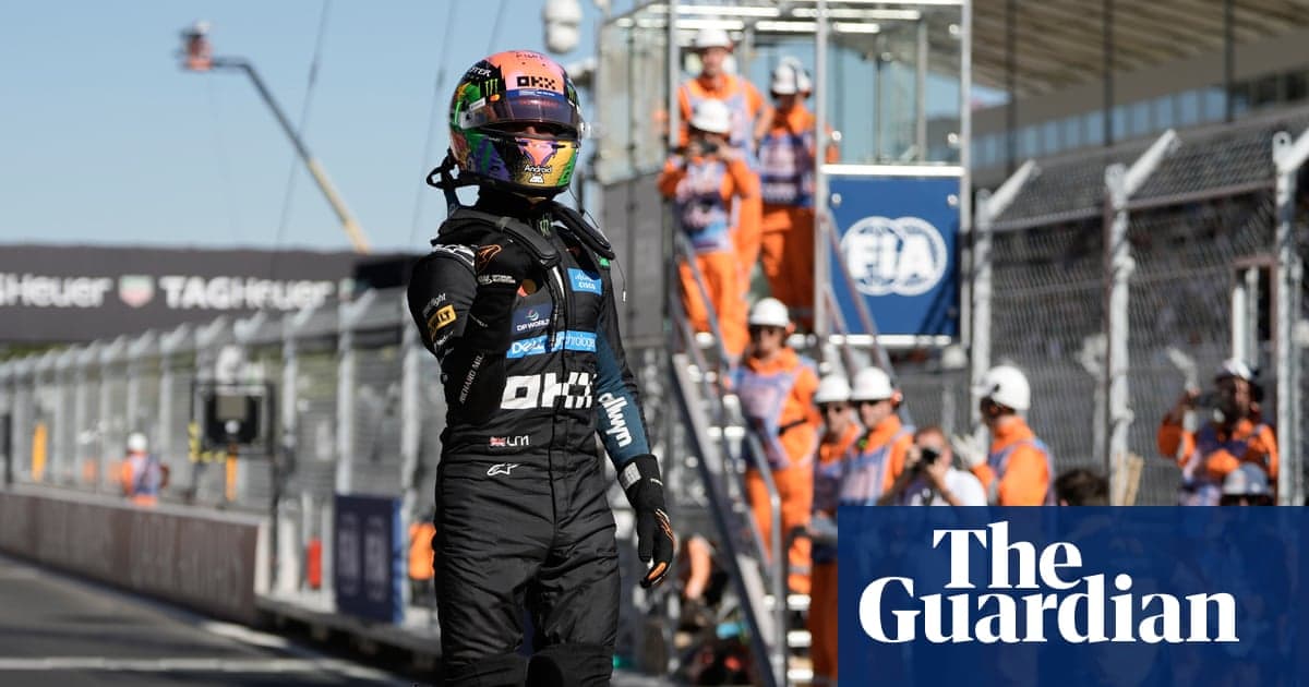 Piloto de Fórmula 1 celebrando en el pit lane