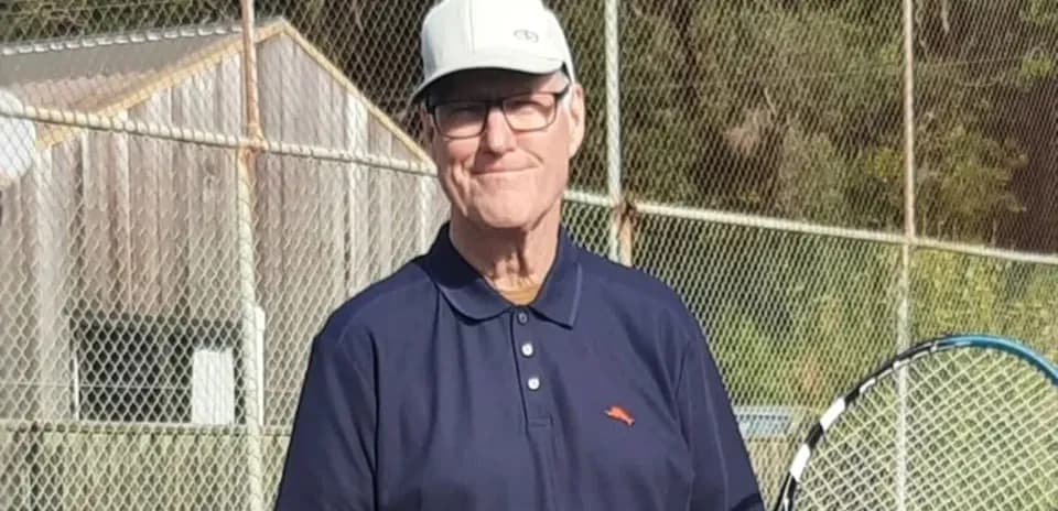 Hombre con raqueta de tenis en una cancha