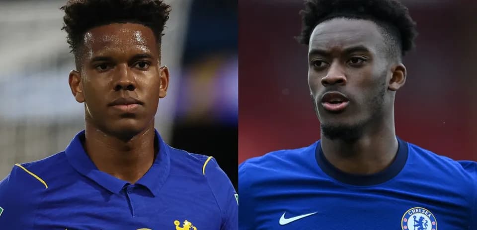 Dos jugadores de Chelsea posando en camisetas azules