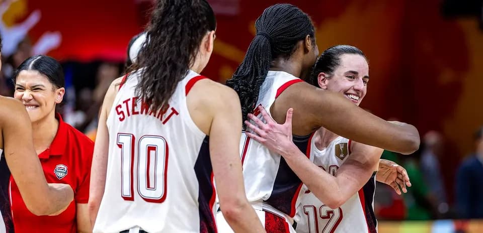 Jugadoras de baloncesto celebrando en la cancha