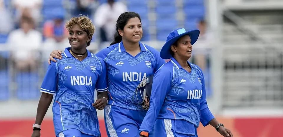 Jugadoras de cricket de India caminando en el campo