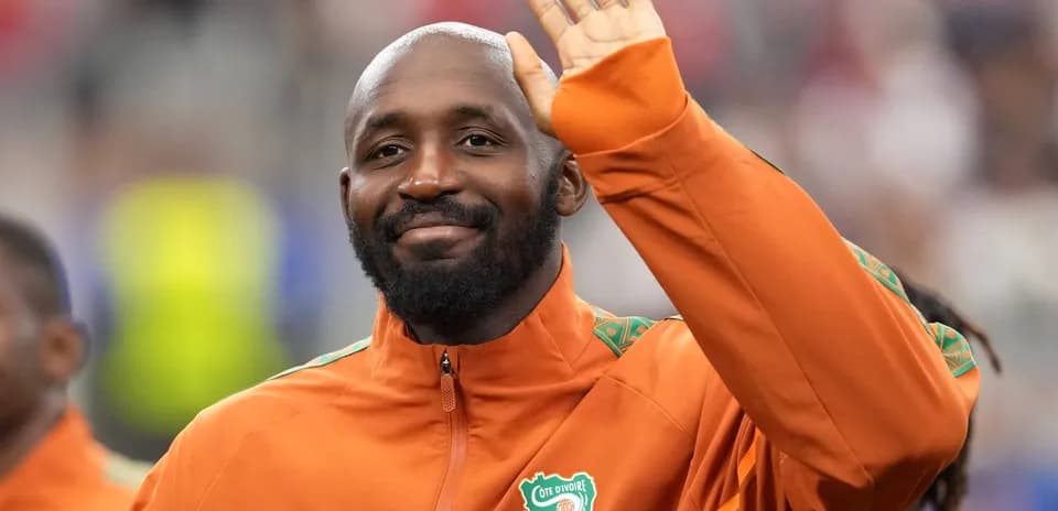 Jugador saludando con chaqueta de Côte d'Ivoire