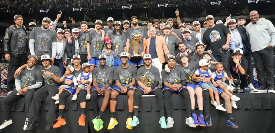Equipo de New York Knicks celebrando el campeonato NBA