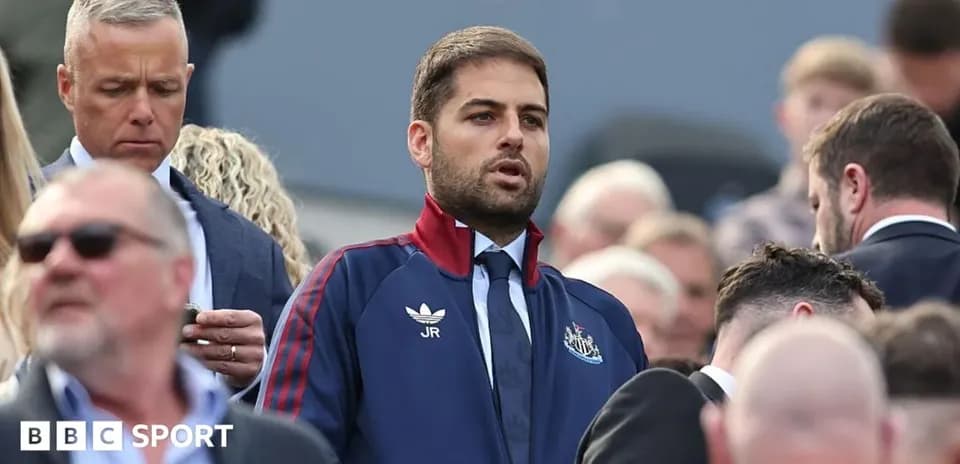 Hombre con chaqueta de Newcastle en evento deportivo