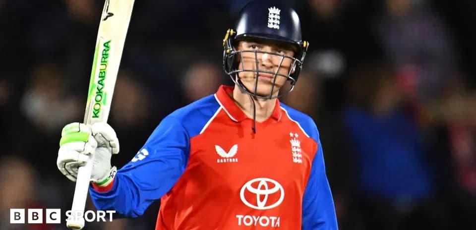Jugador de cricket levantando su bate tras anotar