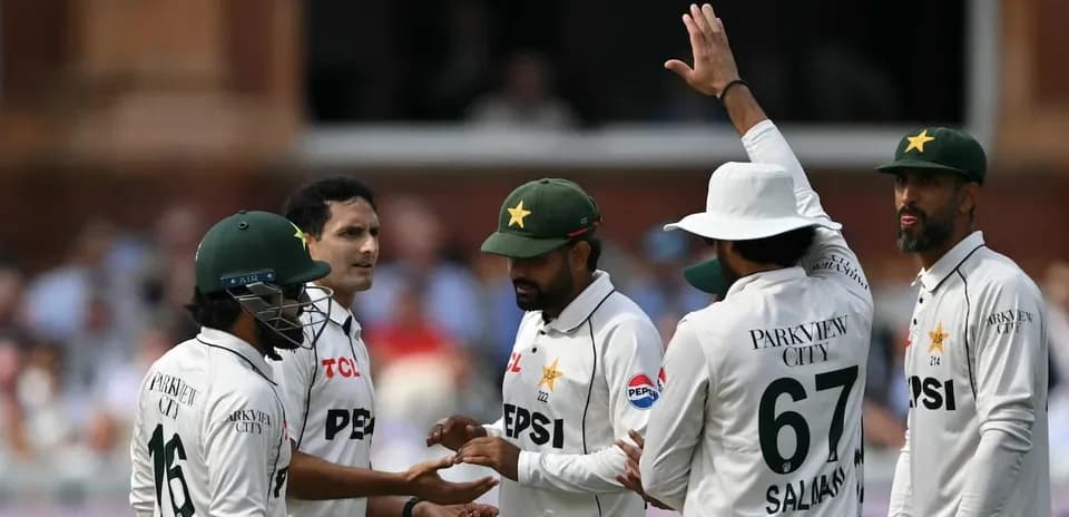 Jugadores de Pakistán celebrando un wicket en el partido