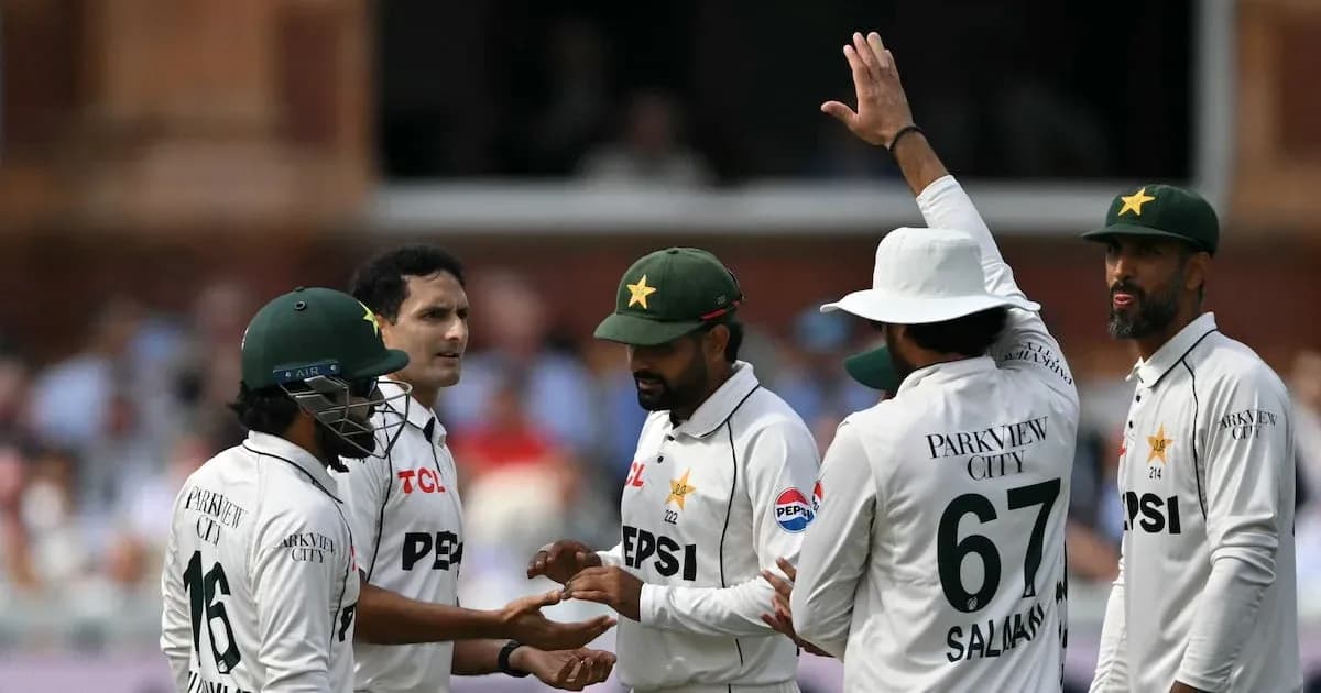Jugadores de Pakistán celebrando un wicket en el partido