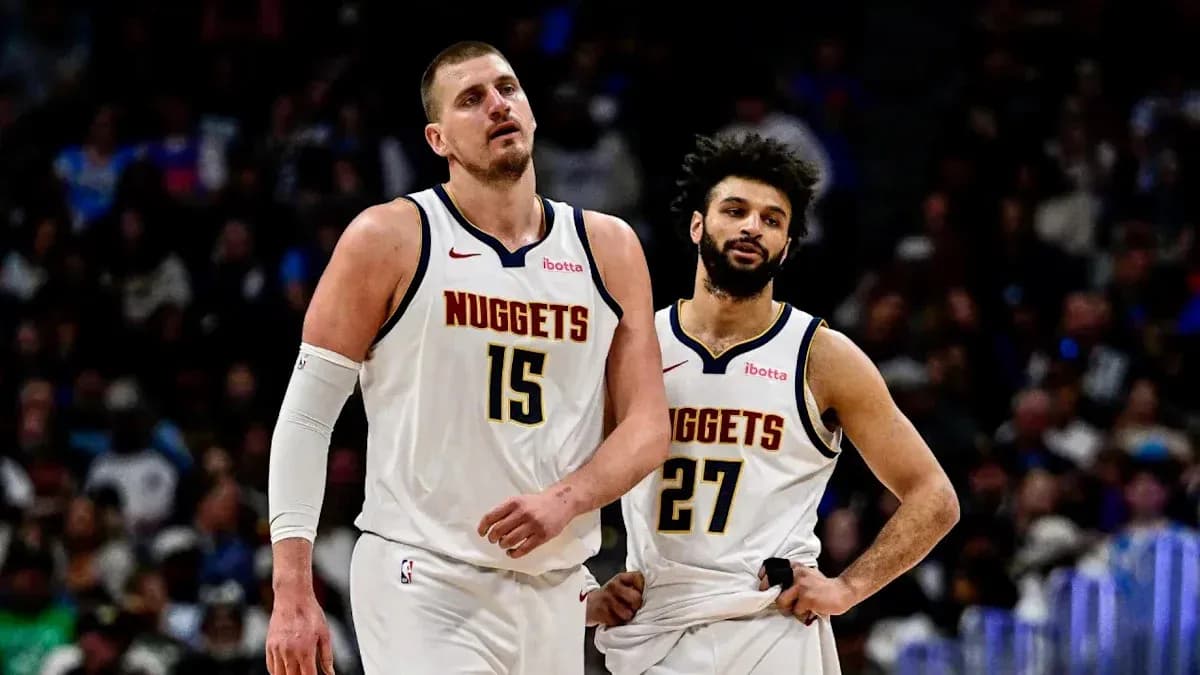 Jugadores de los Nuggets caminando en la cancha