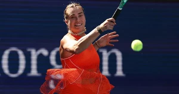 Jugadora de tenis golpeando una pelota en la cancha