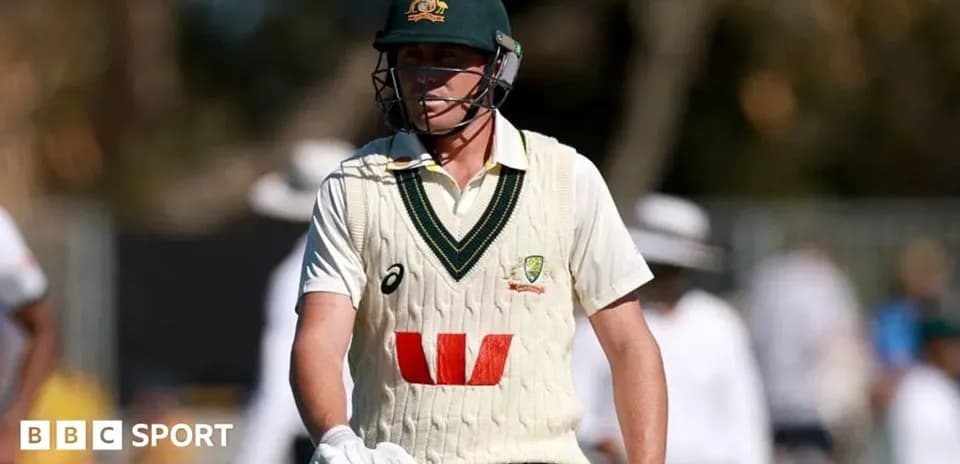 Jugador de cricket australiano caminando hacia el vestuario
