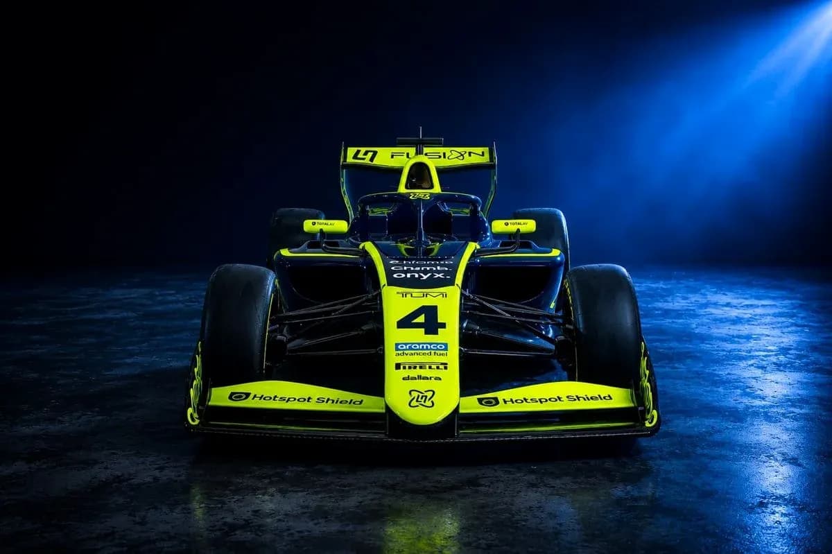 Coche de carreras amarillo y negro en estudio