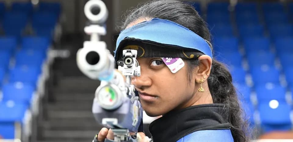 Tiro con rifle en competición, atleta enfocando