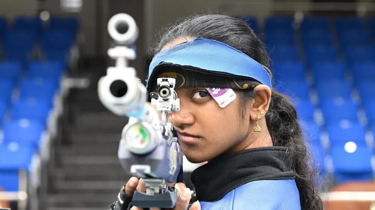 Tiro con rifle en competición, atleta enfocando